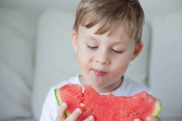 Ein Kleiner Netter Junge Von Jahren Isst Eine Wassermelone Sommer — Stockfoto