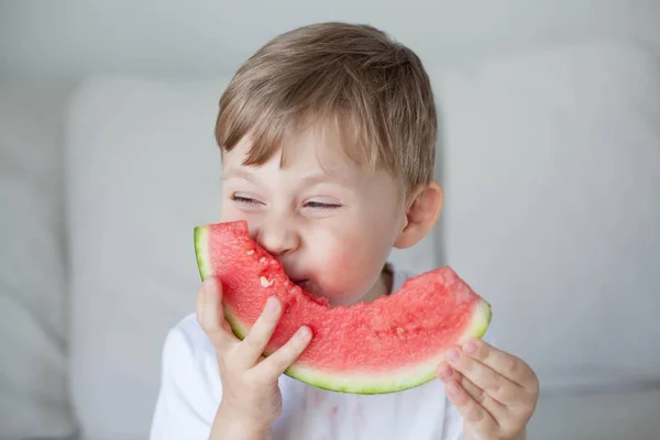 Niño Pequeño Lindo Años Está Comiendo Una Sandía Verano Calor —  Fotos de Stock