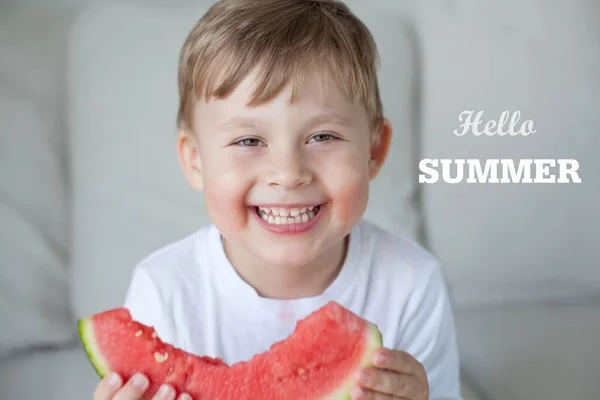 Um menino bonito pequeno 4 anos está comendo uma melancia. Verão. Calor. Melancia. Retrato de um rapaz feliz com uma melancia. Tons brilhantes . — Fotografia de Stock