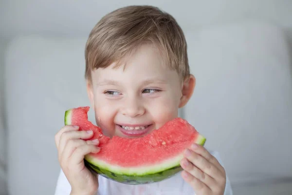 Mały chłopiec cute 4 lat jest jedzenie arbuza. Letnich. Ciepła. Arbuz. Portret szczęśliwy chłopiec z arbuza. Jasne barwy. — Zdjęcie stockowe