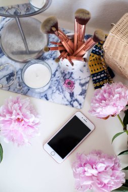 Peonies. Pembe peonies buket, mum, hasır çanta, eşarp, parfüm, mücevher, beyaz masa üzerinde telefon giyinme masası Spring Cozy