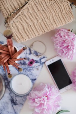Peonies. Pembe peonies buket, mum, hasır çanta, eşarp, parfüm, mücevher, beyaz masa üzerinde telefon giyinme masası Spring Cozy