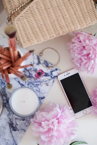 Peonies. Pembe peonies buket, mum, hasır çanta, eşarp, parfüm, mücevher, beyaz masa üzerinde telefon giyinme masası Spring Cozy