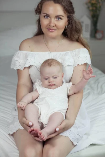 Bebé Mãe Estão Casa Mãe Tem Seu Filho Recém Nascido — Fotografia de Stock