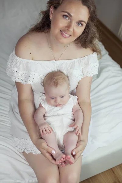 Bebé Mãe Estão Casa Mãe Tem Seu Filho Recém Nascido — Fotografia de Stock