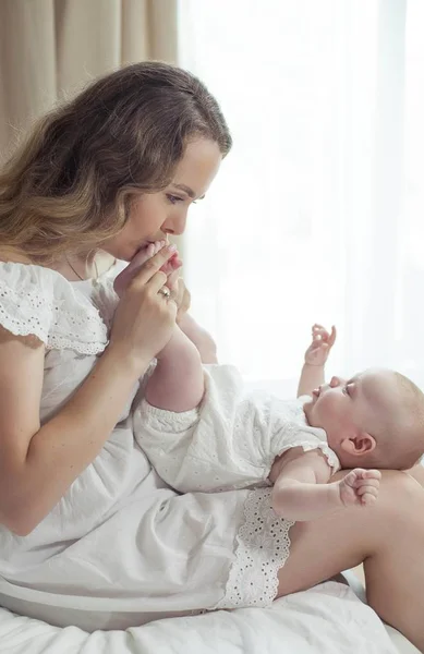 Bebé Mãe Estão Casa Mãe Segura Beija Seu Filhinho Recém — Fotografia de Stock