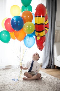Güzel çocuk balon ile 4 yaşında portresi. Doğum günü. Mutlu çocuk ile bir takım elbise. Aşk.