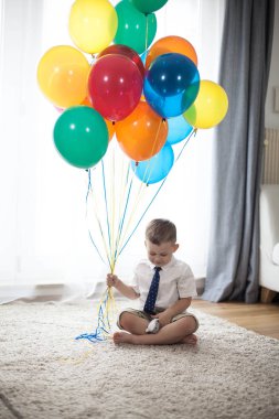 Güzel çocuk balon ile 4 yaşında portresi. Doğum günü. Mutlu çocuk ile bir takım elbise. Aşk.