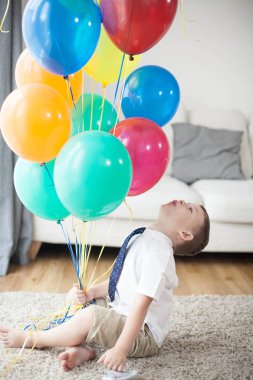 Güzel çocuk balon ile 4 yaşında portresi. Doğum günü. Mutlu çocuk ile bir takım elbise. Aşk.