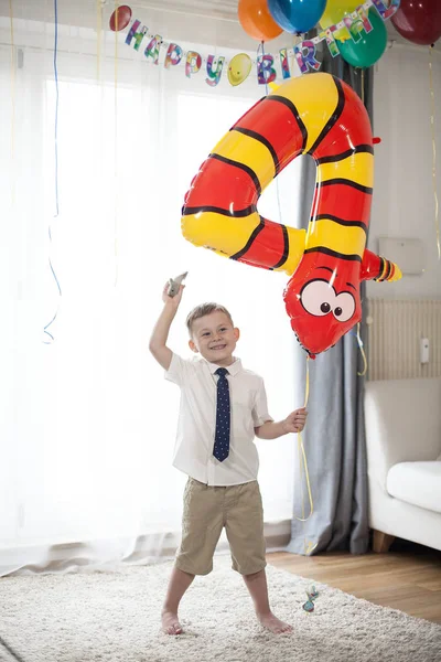 Ritratto di un bel ragazzo di 4 anni con palloncini. Compleanno. Bambino felice con un completo. Amore. . — Foto Stock