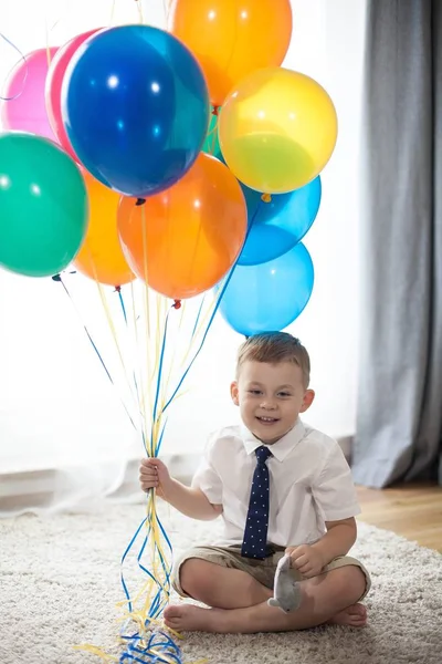Ritratto di un bel ragazzo di 4 anni con palloncini. Compleanno. Bambino felice con un completo. Amore. . — Foto Stock