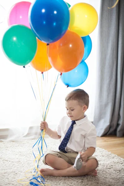 Retrato Menino Bonito Anos Com Balões Aniversário Criança Feliz Fato — Fotografia de Stock