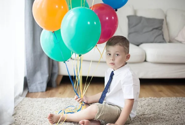Porträtt av en vacker pojke 4 år med ballonger. Födelsedag. Glada barn i kostym. Kärlek. — Stockfoto