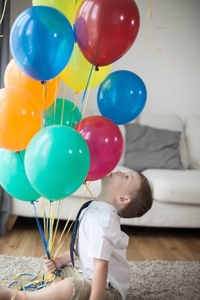 Retrato de um menino bonito de 4 anos com balões. Aniversário. Criança feliz de fato. Amor. . — Fotografia de Stock