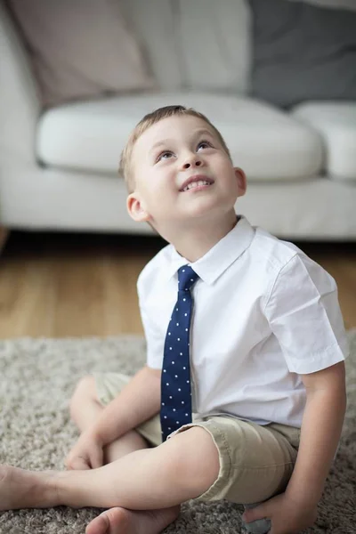 Porträtt Ganska Barn Födelsedag Lycklig Pojke Vit Skjorta Med Slips — Stockfoto