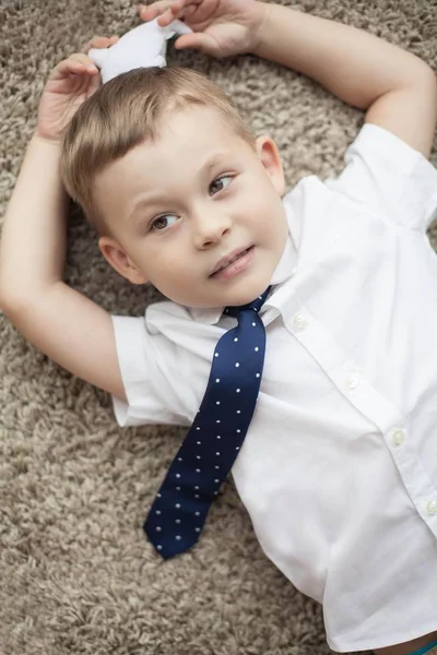 Portrét Krásné Dítě Roky Narozeniny Šťastný Chlapec Bílé Košili Kravatou — Stock fotografie