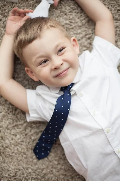 Retrato Uma Criança Bonita Anos Aniversário Rapaz Feliz Camisa Branca — Fotografia de Stock