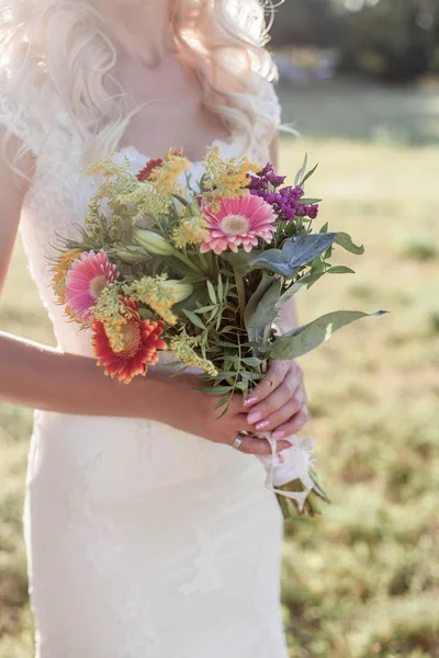 Noiva Está Segurando Buquê Luz Sol Jovem Mulher Feliz Vestido — Fotografia de Stock