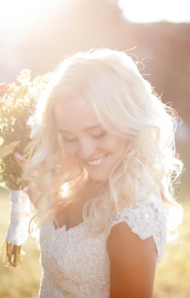 Porträt Einer Schönen Braut Sonnenlicht Junge Glückliche Frau Hochzeitskleid Geht — Stockfoto
