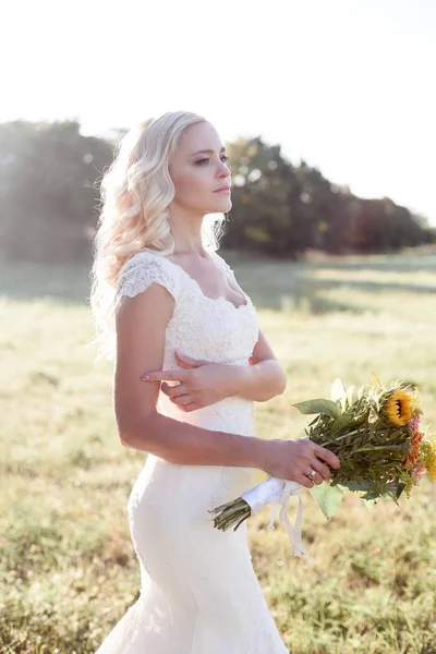 Portrét Krásné Nevěsty Slunečním Světle Mladá Šťastná Žena Svatebních Šatech — Stock fotografie