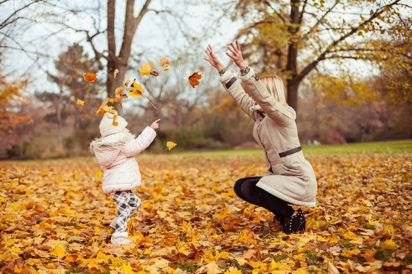 Ung Mamma Och Lilla Dotter Promenad Höst Mamma Och Dotter — Stockfoto