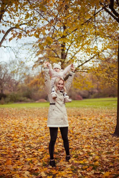 若い母親と幼い娘秋の中を歩きます ママと娘のプレイ 暖かい冬 鮮やかな秋 居心地の良い — ストック写真