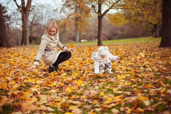 若い母親と幼い娘秋の中を歩きます ママと娘のプレイ 暖かい冬 鮮やかな秋 居心地の良い — ストック写真