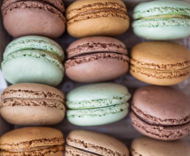 Fransızca macaroons yakın çekim. Arka plan. Tatlılar. Kutlama. Hediye. Rahat.