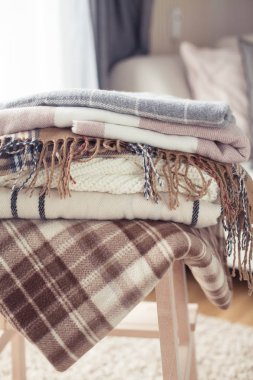 İskoç şalılar. Sonbahar rahat iç. Sıcak bir yığın yalan üzerine bir tahta sandalyede battaniye. Sonbahar. Kış.