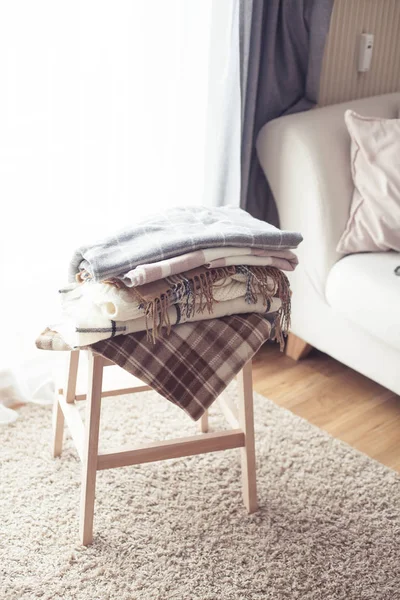 Xadrez. Interior aconchegante outono. Uma pilha de cobertores quentes jazem em uma cadeira de madeira. Outono. Inverno . — Fotografia de Stock
