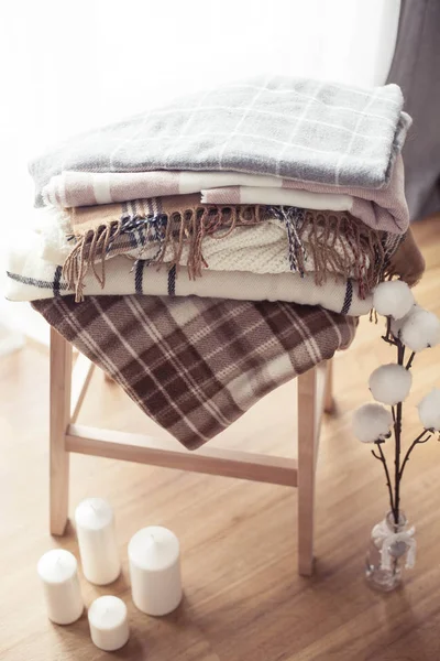 Plédy Podzimní Útulný Interiér Zásobník Teplé Přikrývky Lež Dřevěné Židli — Stock fotografie