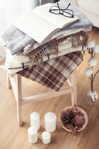 Plaids Herbst Gemütliche Einrichtung Auf Einem Holzstuhl Liegt Ein Stapel — Stockfoto