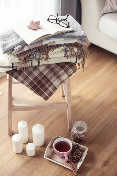 Plaids Eine Tasse Heißen Tee Herbst Gemütliche Einrichtung Auf Einem — Stockfoto