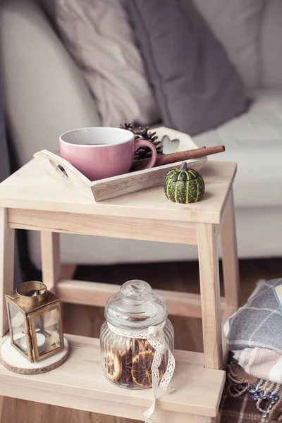 Plaids Eine Tasse Heißen Tee Herbstdekoration Ein Buch Ein Kürbis — Stockfoto