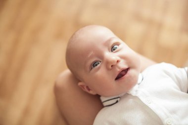 Güzel genç Anne kucağında bebek tutar. Seviyorum. Annelik. Mutluluk. Ev.