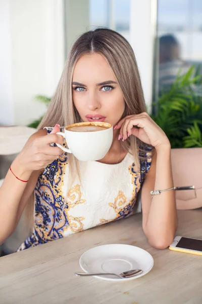 Joven Hermosa Rubia Con Ojos Azules Está Sentada Café Una — Foto de Stock