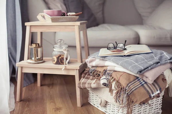 Plaids Eine Tasse Heißen Tee Herbst Gemütliche Einrichtung Auf Einem — Stockfoto