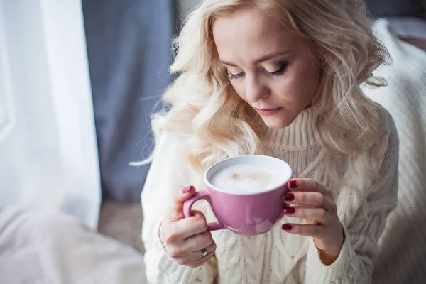 Acogedor Retrato Casa Una Joven Mujer Hermosa Una Hermosa Chica — Foto de Stock