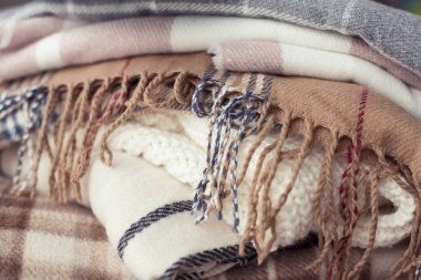 Battaniye kapatın. Sonbahar rahat iç. Sıcak bir yığın yalan üzerine bir tahta sandalyede battaniye. Sonbahar. Kış.