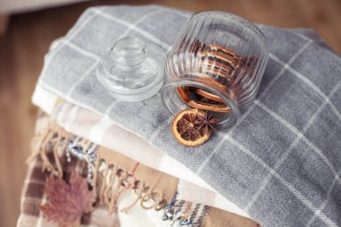 Battaniye kapatın. Sonbahar rahat iç. Sıcak bir yığın yalan üzerine bir tahta sandalyede battaniye. Sonbahar. Kış.