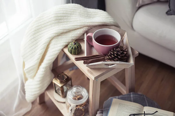 Örgü, kazak, bir fincan sıcak çay, Sonbahar dekorasyonu, bir kitap, bir kabak ahşap sandalye üzerinde sıcak. Rahat, Sonbahar dekorasyonu. Sonbahar iç, kanepe. Sonbahar. Kış.