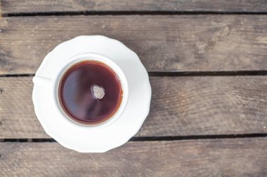 Bir fincan sıcak çay ahşap arka plan üzerinde. Kahvaltı. Rahat. Sonbahar.