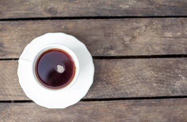 Bir fincan sıcak çay ahşap arka plan üzerinde. Kahvaltı. Rahat. Sonbahar.