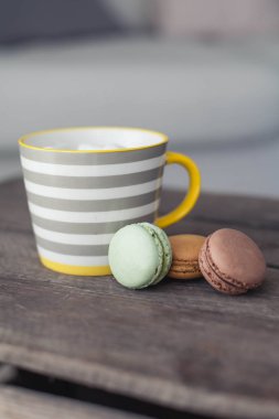 Ahşap bir masa üzerinde marshmallow ile sıcak kakao bir fincan. Bademli kurabiye. Tatlı. Kahvaltı. Rahat. Sonbahar.