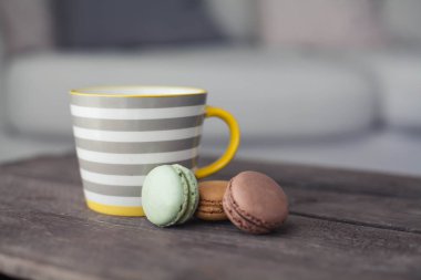 Ahşap bir masa üzerinde marshmallow ile sıcak kakao bir fincan. Bademli kurabiye. Tatlı. Kahvaltı. Rahat. Sonbahar.