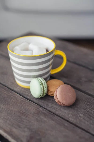 Une Tasse Chocolat Chaud Avec Des Guimauves Sur Une Table — Photo