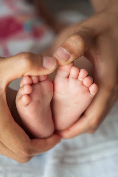 Närbild Nyfödd Baby Fötter Barnets Fötter Mor Händerna Baby Cozy — Stockfoto