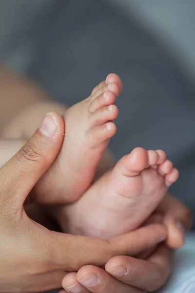 Närbild Nyfödd Baby Fötter Barnets Fötter Mor Händerna Baby Cozy — Stockfoto