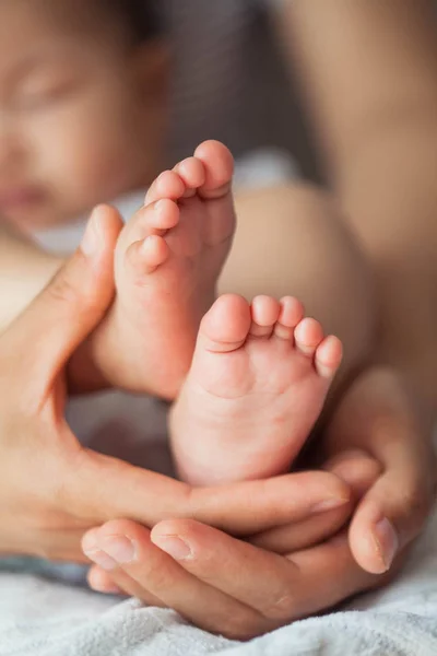 Närbild Nyfödd Baby Fötter Barnets Fötter Mor Händerna Baby Cozy — Stockfoto