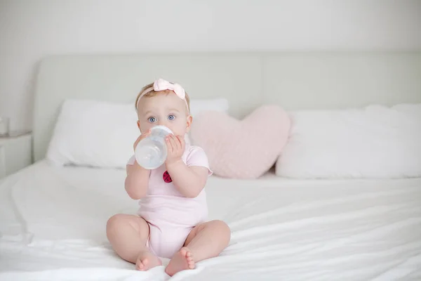 Bebê Uma Menina Olhos Azuis Terno Rosa Está Sentada Uma — Fotografia de Stock